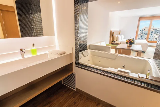 جناح جونيور بسرير كينج بحوض جاكوزي، Biohotel Organic Suites 10/10