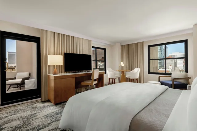 غرفة بريميوم بسرير كينج بإطلالة على المدينة بشرفة، Westin Gaslamp Quarter 4/8
