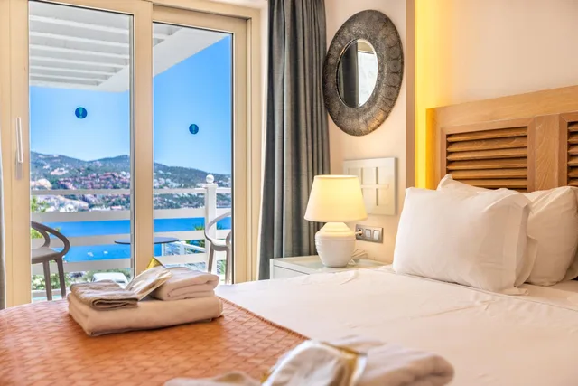 غرفة بسرير مزدوج بإطلالة على البحر، Kalkan Saray Suites Hotel 9/10