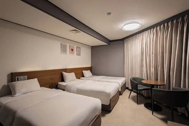 غرفة ثلاثية بثلاثة أسرّة، Insadong Crown Hotel 9/10