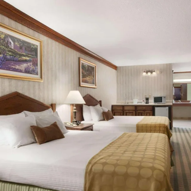 غرفة ديلوكس بسريرين كوين، Ramada by Wyndham Saginaw Hotel and Suites 2/8