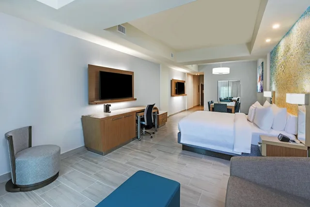 غرفة بسرير كينج بشرفة مع أريكة، Courtyard by Marriott South Padre Island 4/10