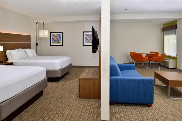 جناح بسريرين كوين مع أريكة بمنطقة جلوس، Holiday Inn Express Blowing Rock South 3/8