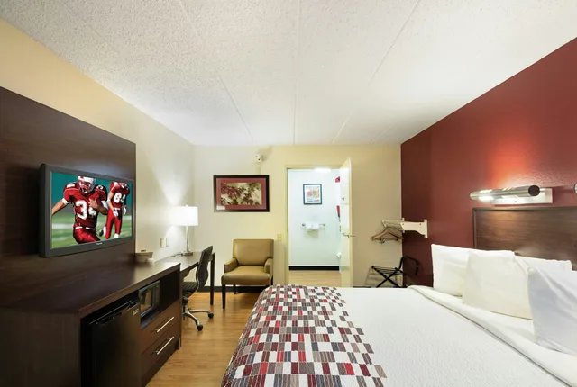 Deluxe, King Bed, Accessible, Red Roof Inn Madison 2/4