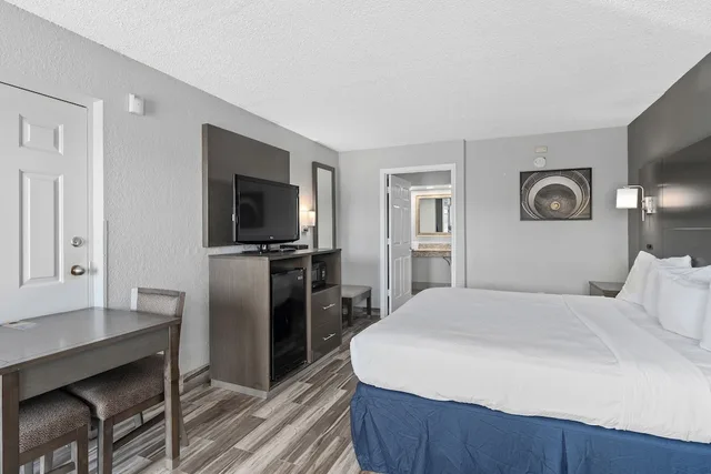 غرفة بسرير كينج لذوي الإعاقة، Baymont by Wyndham Orlando East 1/4
