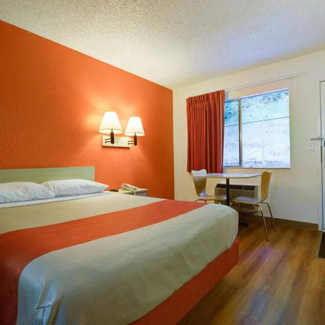 1 Queen Bed Micfridge, Motel6 Seattle, WA - Airport 7/10
