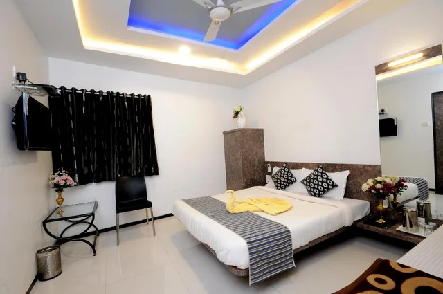 Super, Deluxe, Queen Bed, Sofa, Hotel Vyankatesh 2/2