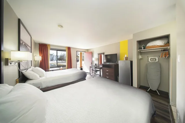 Efficiency, 2 Double Beds، Super 8 By Wyndham Kingston 1/10