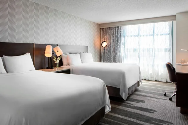 غرفة كلوب بسريرين كوين، Renaissance Los Angeles Airport Hotel 2/6