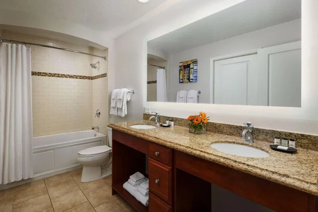 فيلا بسرير كينج وسريرين مزدوجين بشرفة بغرفتي نوم مع أريكة بحوض جاكوزي، Sheraton Vistana Villages Resort Villas, I-Drive/Orlando 2/2
