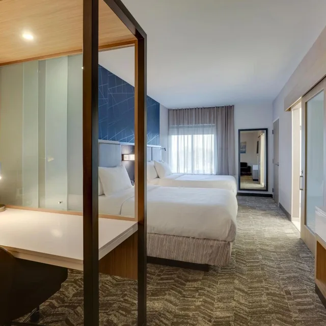 غرفة بسريرين كوين مع سرير سحّاب إضافي مع أريكة لذوي الإعاقة، SpringHill Suites by Marriott Cheraw 6/7