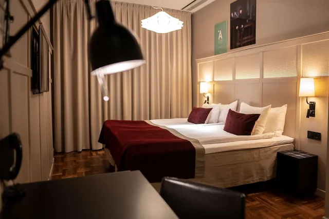 Cozy, Queen Bed, No Window، Scandic Grand Central 1/3