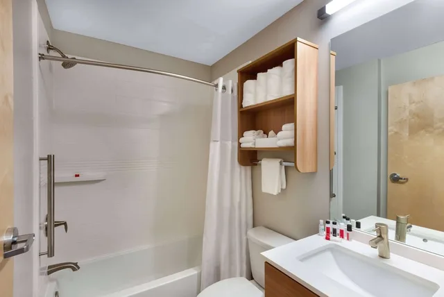 غرفة بسريرين كوين لذوي الإعاقة، Microtel Inn and Suites by Wyndham Farmington 2/4