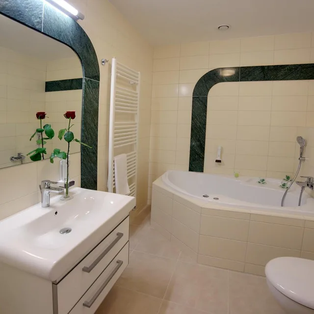 جناح بشرفة، Parkhotel Forest 7/7