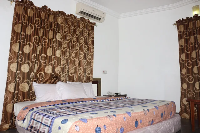 جناح بزنس بسرير كوين، Phisbond Hotels 1/2