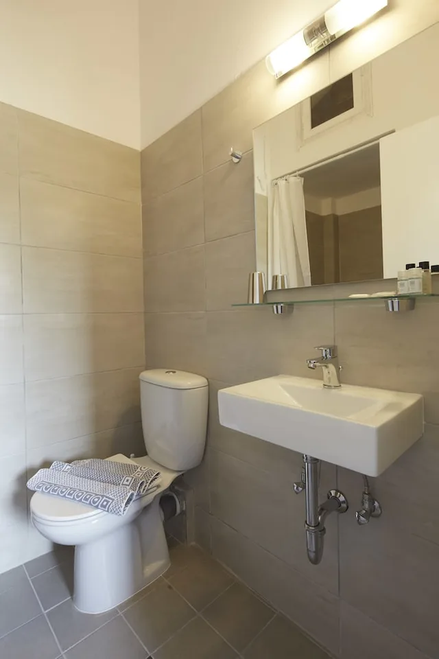 Economy, Double or Twin Bed, No Balcony، Londos 3/3