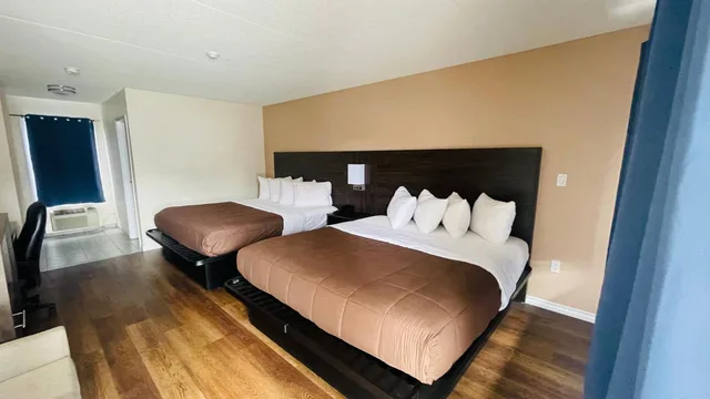 غرفة بسرير كينج وسريرين كينج، The Universal Inn And Suites 3/6
