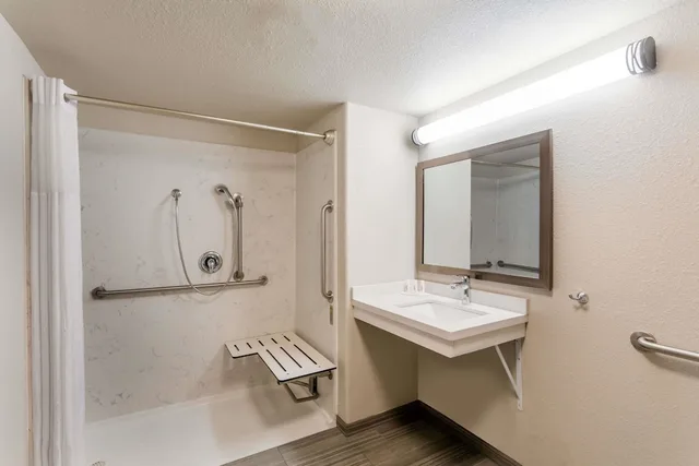 Room, King Bed, Accessible, Days Inn by Wyndham Yosemite Area 2/2