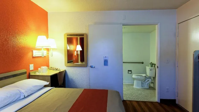 1 Queen Bed Micfridge، Motel6 Chico, CA 4/8