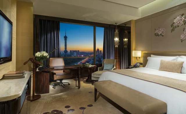 غرفة كلاسيكية بسرير كينج بإطلالة على الحديقة، INTERCONTINENTAL SHIJIAZHUANG 2/3