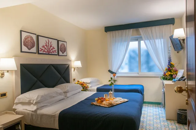 غرفة كومفورت ثلاثية بسريرين منفصلين وسرير بطابقين، Del Mare 3/8