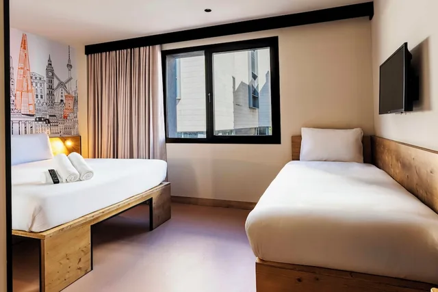 غرفة قياسية ثلاثية بسرير مزدوج وسرير فردي، easyHotel Madrid Alcala 1/10