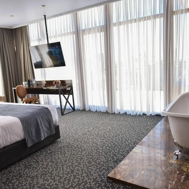 جناح جونيور بشرفة، Hotel Monarch 9/9