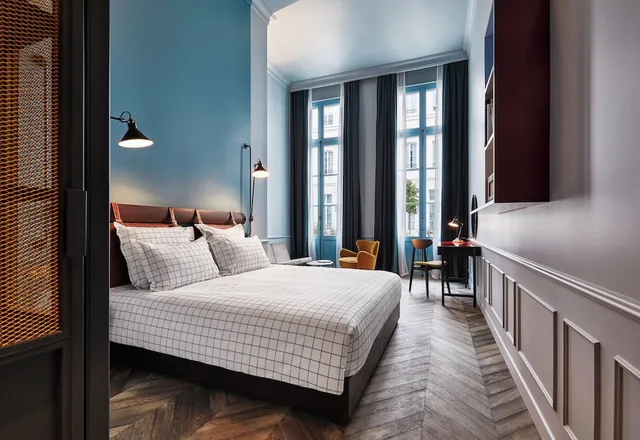 Biggy, Queen Bed, Terrace، The Hoxton Paris 2/6