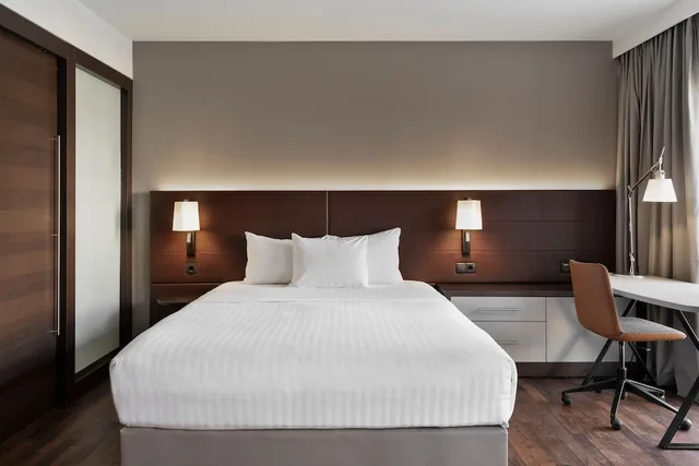 استوديو بسرير كوين بإطلالة على الفناء بشرفة مع أريكة، Residence Inn By Marriott Munich City East 1/6