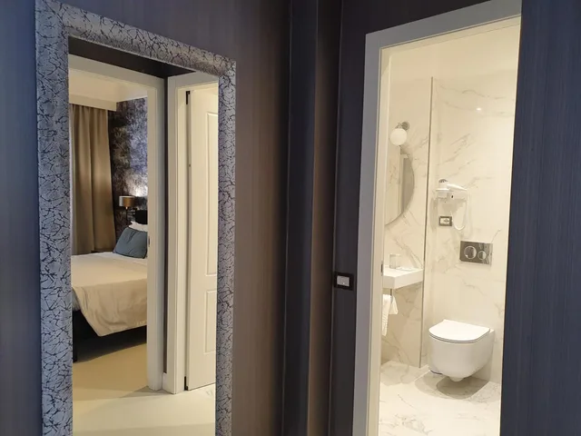 جناح، Hotel Maxim 4/7