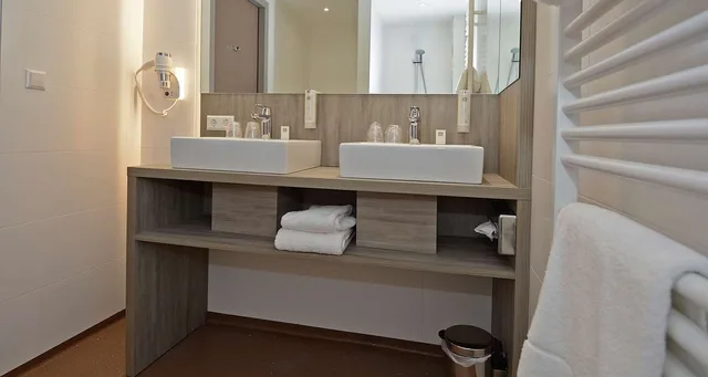 غرفة بسرير مزدوج مع أريكة بحوض استحمام، Best Western City Hotel Woerden 3/3