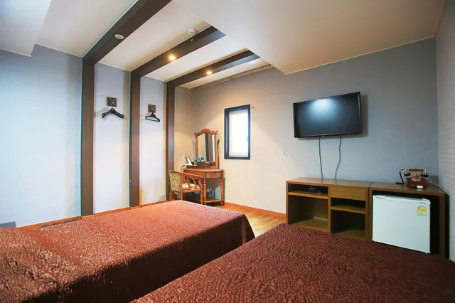 غرفة قياسية بسريرين منفصلين، Monaco Hotel 2/2
