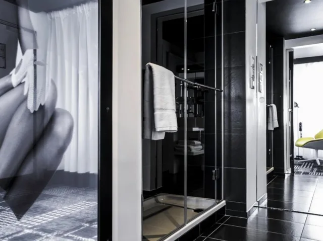 جناح، Hotel Ekta 1/1