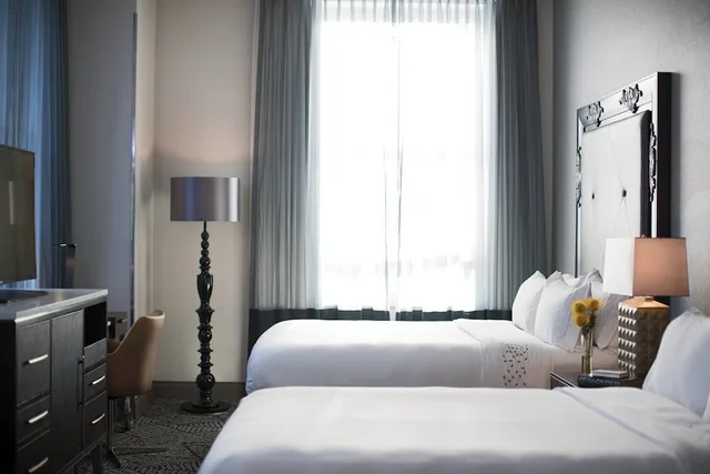 غرفة بسريرين كوين مع دخول الصالة، Renaissance Pittsburgh Hotel 2/4