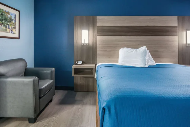 غرفة بسرير كينج، Rodeway Inn Carrollton I-35E 3/6