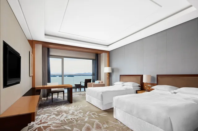 غرفة بريميوم بسريرين منفصلين بإطلالة على البحيرة، SHERATON QIANDAO LAKE RESORT 1/4