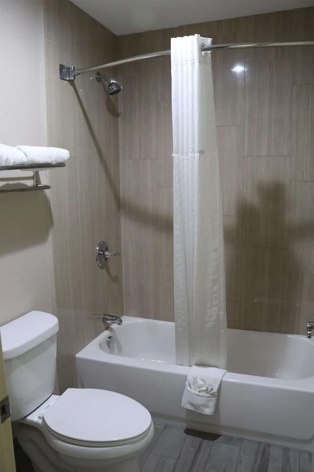 غرفة قياسية بسرير كينج مع أريكة، SureStay By Best Western Terrell 7/10