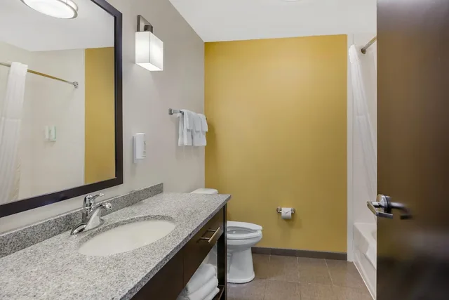 جناح بسريرين كوين مع أريكة لذوي الإعاقة، Sleep Inn & Suites Devils Lake, ND 5/8