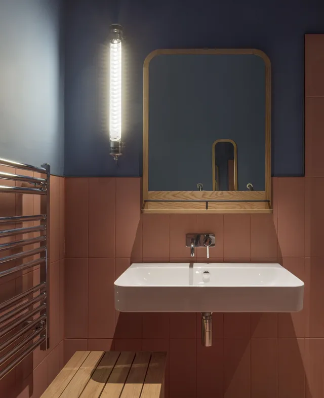 Connecting, Studio, Queen Bed, Whitworth Locke 5/5