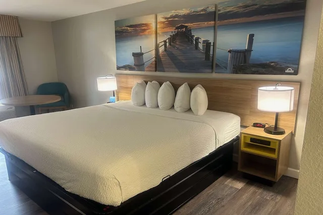 Room, King Bed, Accessible, Days Inn by Wyndham Port Charlotte/Punta Gorda 5/10