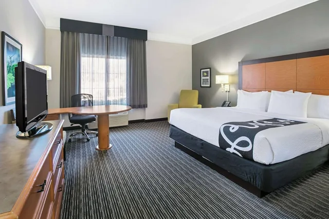 غرفة ديلوكس بسرير كينج لذوي الإعاقة، La Quinta Inn & Suites by Wyndham Dallas Arlington South 4/9