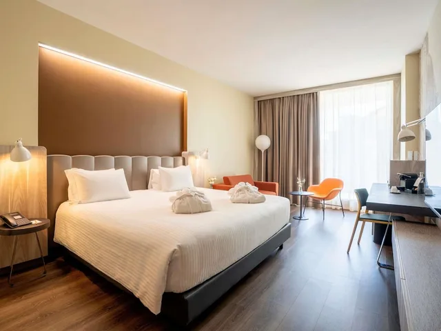 غرفة بريفيليج بسرير كينج بشرفة مع أريكة، MERCURE FIRENZE CENTRO 5/10