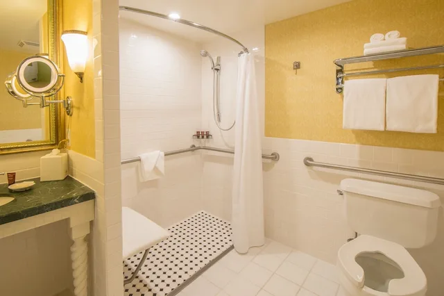 غرفة ديلوكس بسرير كوين، King George Hotel - A Greystone Hotel 2/2