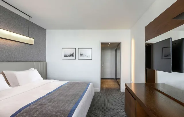 غرفة بريميوم بسرير كينج بإطلالة على البحر، Makedonia Palace, WorldHotels Luxury 1/4