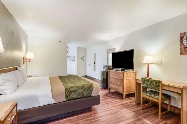 غرفة بسرير كينج للمدخنين، Econo Lodge Truman Inn 7/9