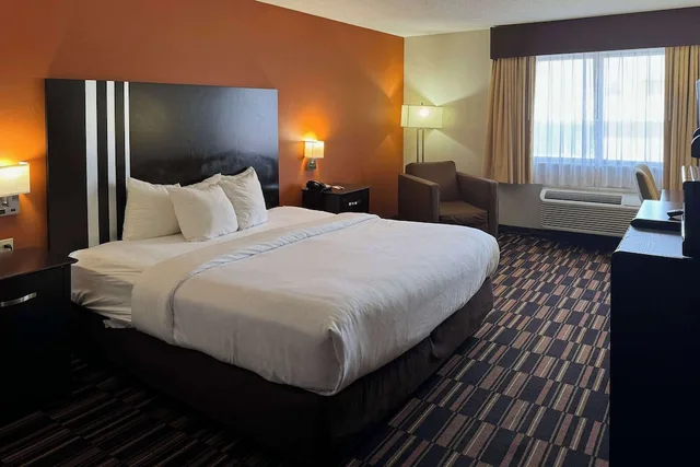 غرفة بسرير كينج لذوي الإعاقة، Comfort Inn Maumee Perrysburg Area 1/2