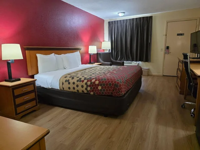 غرفة قياسية بسرير كينج، Econo Lodge Whiteville, NC 6/9