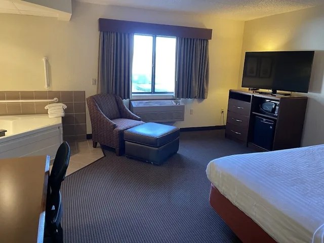 Studio, Suite, King Bed, Americinn By Wyndham Minocqua 2/4