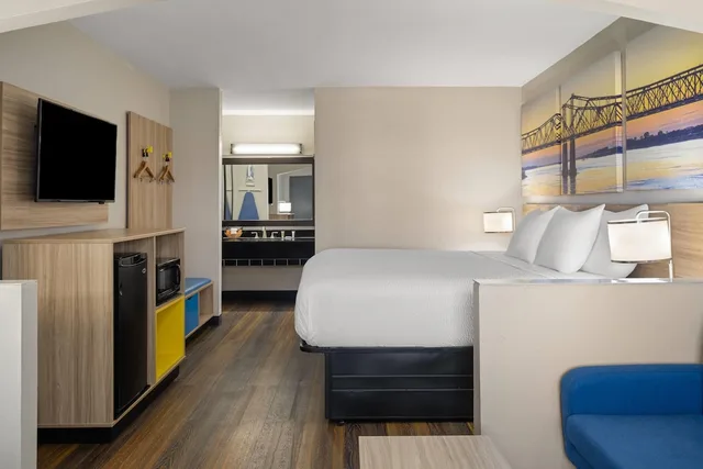 غرفة بسرير كينج، Days Inn & Suites by Wyndham Byram 1/2