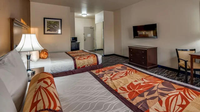 غرفة بسريرين كوين بحوض استحمام لذوي الإعاقة، Best Western Plus Battle Ground Inn & Suites 2/4